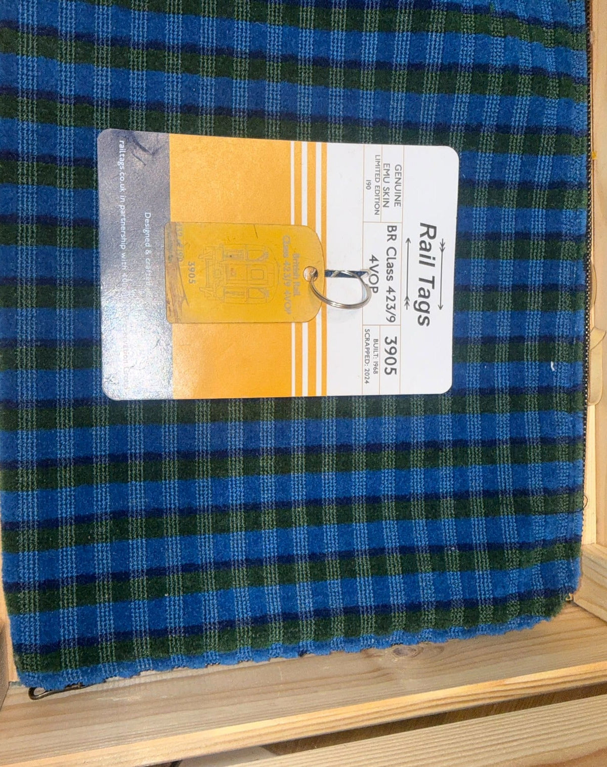 Authentic Class 423/9 4VOP unit 3905 Connex Southern slam-door train metal Railtag with original numbered presentation card — photograph 5