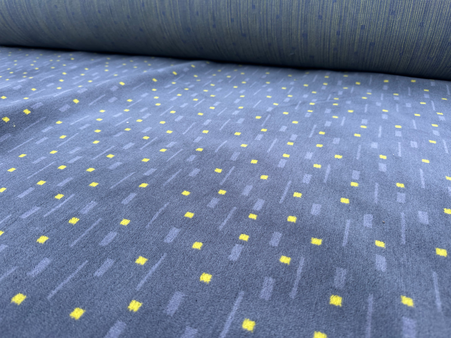 Grey and yellow train Moquette