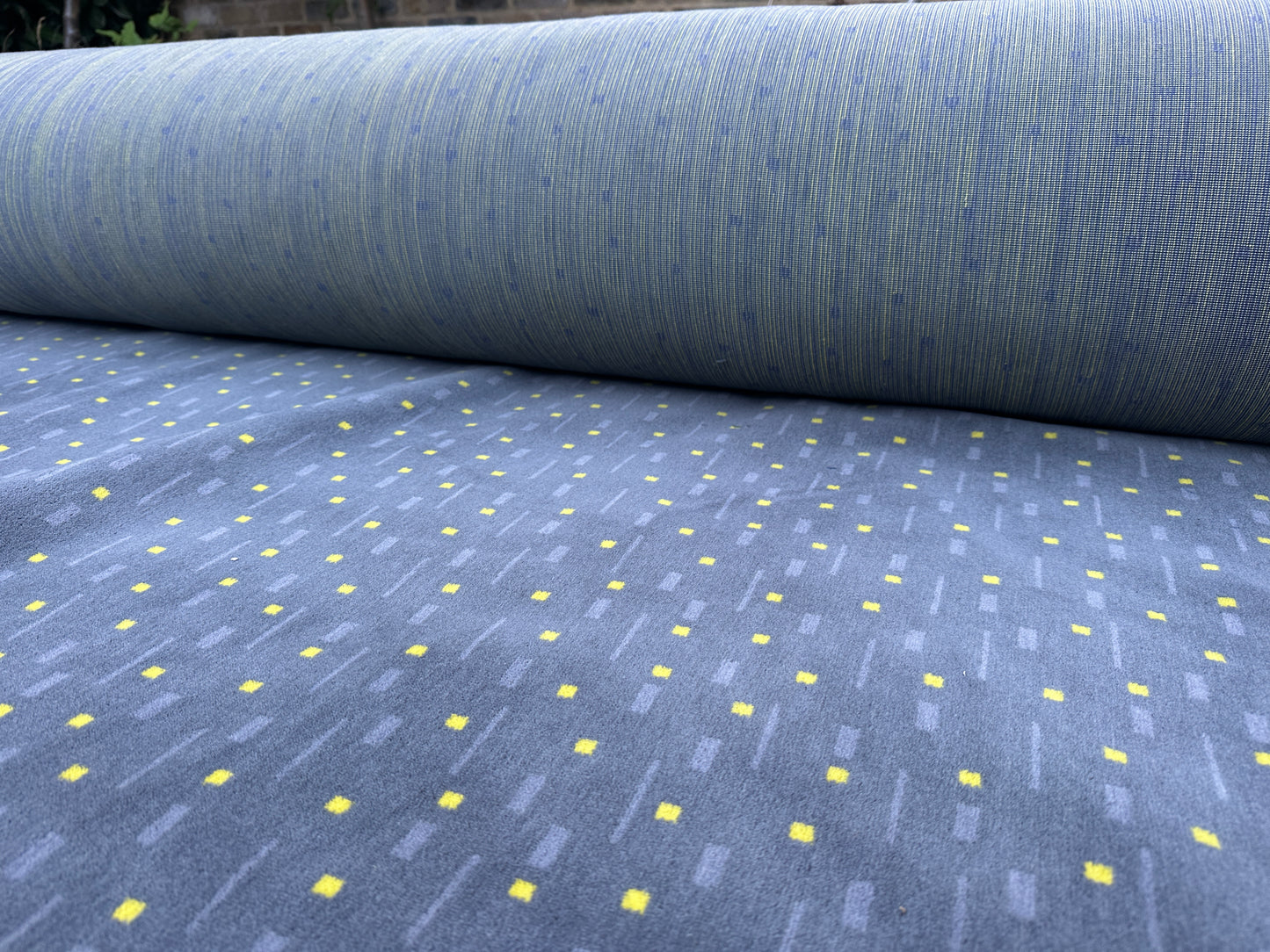 Grey and yellow train Moquette