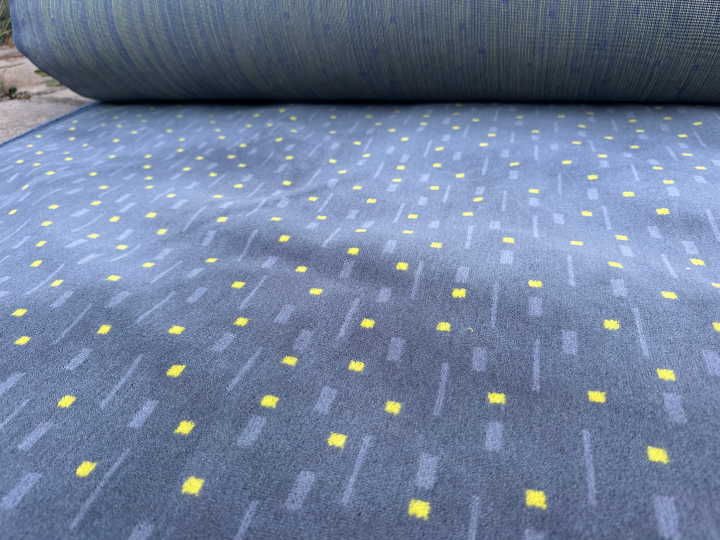 Grey and yellow train Moquette